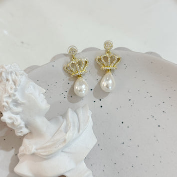 Crown pearl earrings