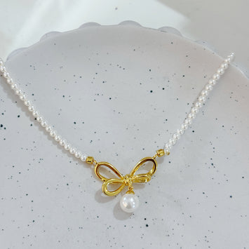 Pearl bow necklace