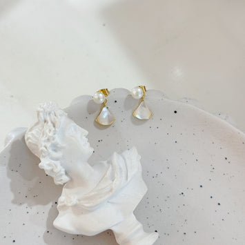 Pearl with hanging shell fan earrings