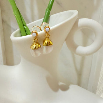 Hanging pearl earrings