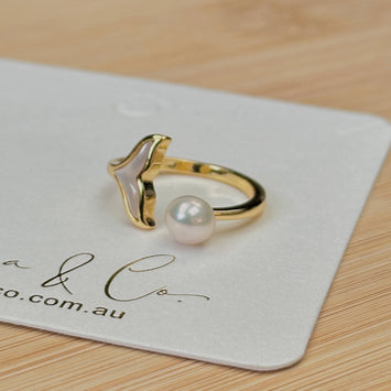 Shell tail pearl ring