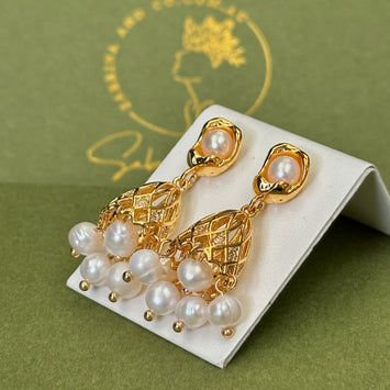 Hanging multiple pearl earrings