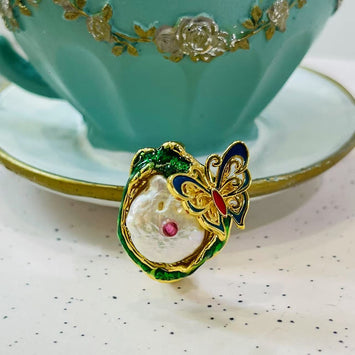 Pearl with golden butterfly ring