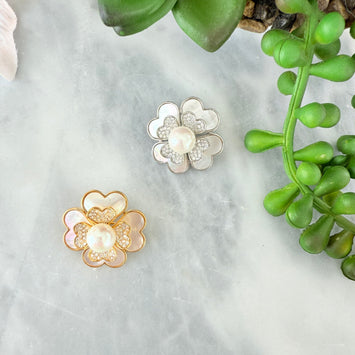 Shell four leaf flower brooch