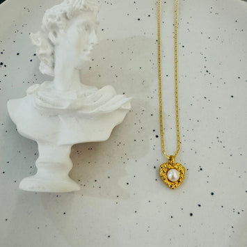 Heart pearl necklace