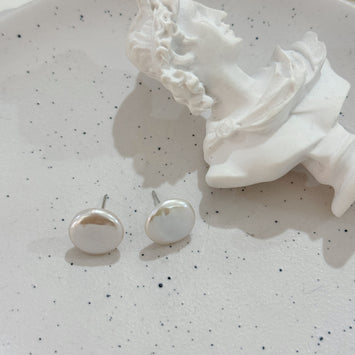 Classic pearl earrings