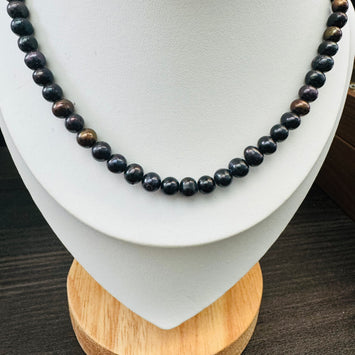Black fresh water pearl necklace