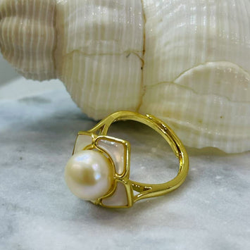 Square shell with pearl ring