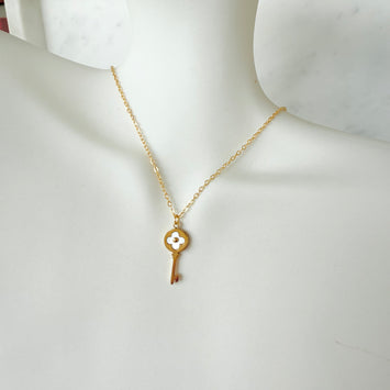 Shell flower key necklace