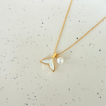 Shell tail necklace