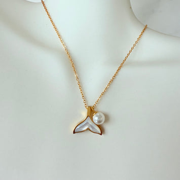 Shell tail necklace