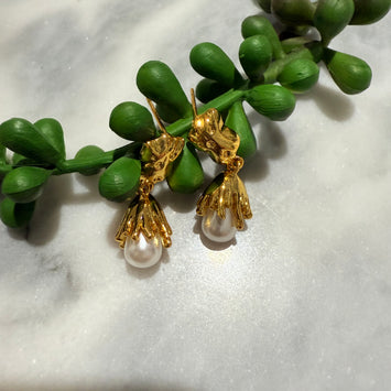 Hanging pearl flower earrings