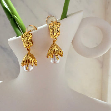 Hanging pearl flower earrings