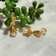 Hanging pearl flower earrings