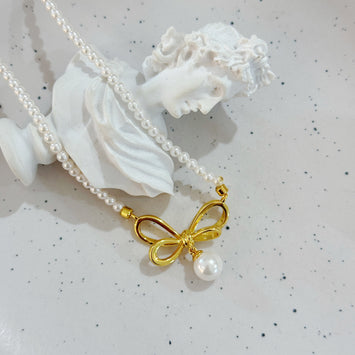 Pearl bow necklace