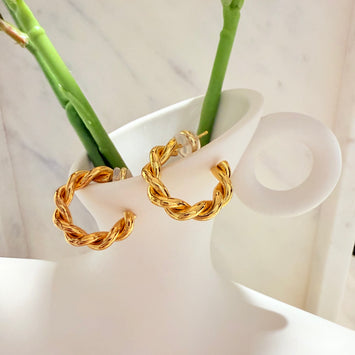 Plain twisted earrings