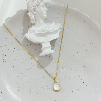 Shell drop necklace