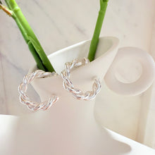 Plain twisted earrings
