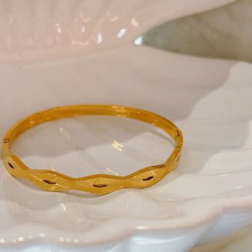 Square twisted bangle