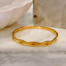 Square twisted bangle
