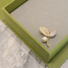 Leaf brooch