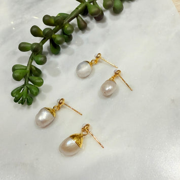 Hanging pearl earrings