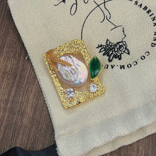 Pearl frame brooch