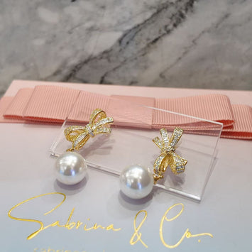 Bow with hanging pearl earrings
