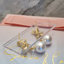 Bow with hanging pearl earrings