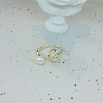 Shell wing with pearl ring