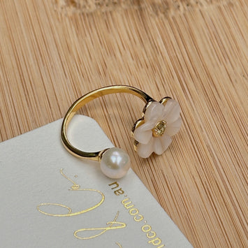 Shell flower and pearl ring