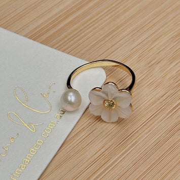 Shell flower and pearl ring