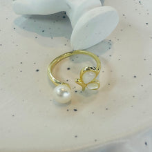 Shell wing with pearl ring