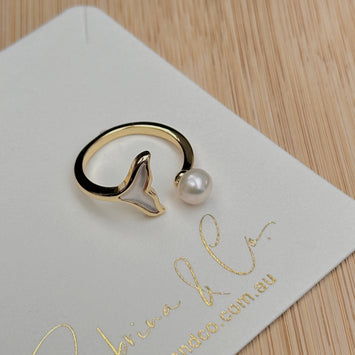 Shell tail pearl ring