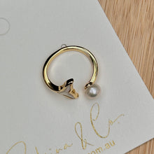 Shell tail pearl ring