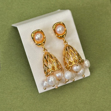 Hanging multiple pearl earrings