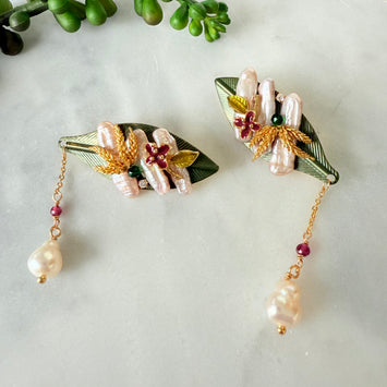 Leaf boat with hanging pearl brooch