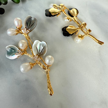 Black shell pearl brooch