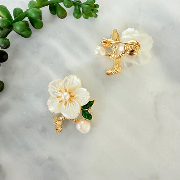 Shell flower brooch