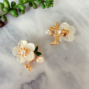 Shell flower brooch