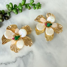 Pearl flower brooch