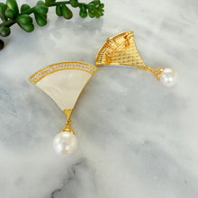 Shell fan brooch