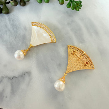 Shell fan brooch