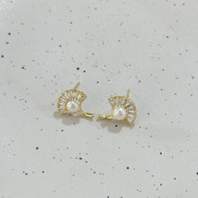 Leaf pearl earrings