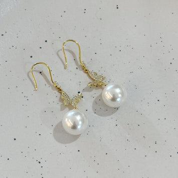 Hanging butterfly pearl earrings