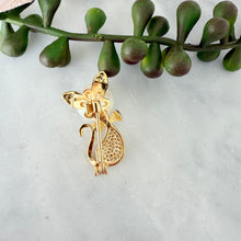 Pearl cat brooch