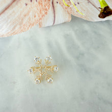 Snow brooch