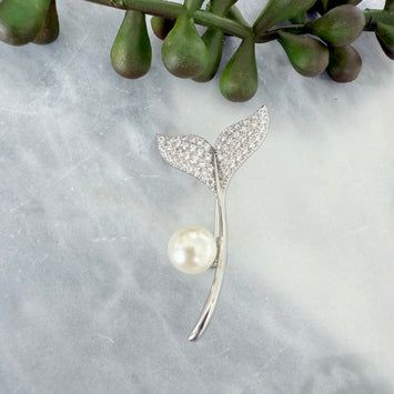 Sliver tail brooch