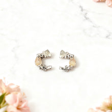 Flower pearl earrings