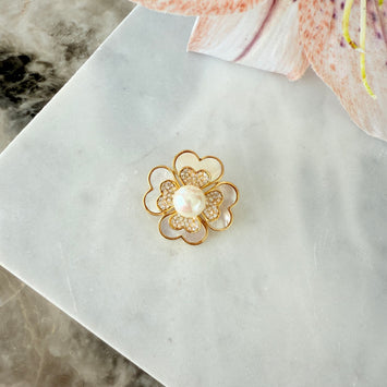 Shell four leaf flower brooch